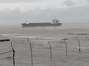 又見貨輪擱淺！ 10船員受困桃園外海