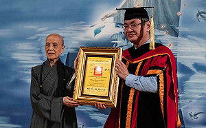 表彰平等寬闊胸襟　證嚴法師獲頒中正大學名譽文學博士