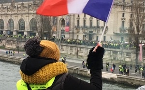法國第9波黃背心示威抗議 人數增暴力減