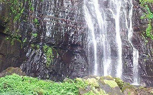 停車場爆滿！宜蘭五峰旗、清水地熱公園採一進一出管制