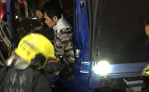 屏東小貨車車禍5傷 運將被夾困駕駛座