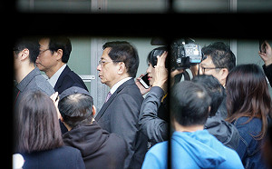 管中閔就職 台大校園外200警力戒備