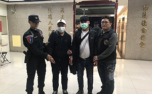 (影)中國扒竊集團來台「妙手空空」 刑警過肩摔擒拿2現行犯