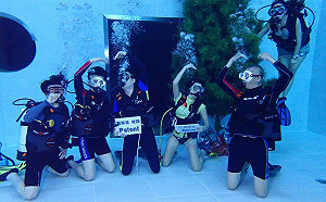 (影)超狂水下簽約！台灣扶輪史上第一次　深入7米潛水池