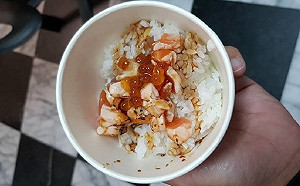 超雷！80元海鮮丼飯「長這樣」 網友：滷肉飯還比較實在