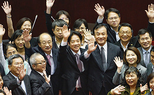 與綠委相擁合拍畢業照 賴清德宣布明天內閣總辭