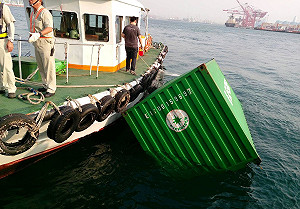 高雄港空櫃落海阻航道　今晨全數尋獲吊撈完成