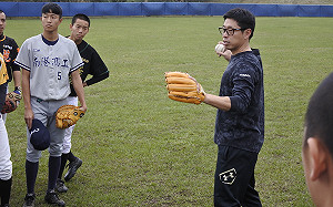 日職金手套田中浩康來台指導青棒　小球員功力大增