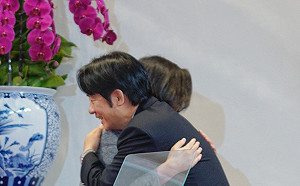 （影）賴清德辭行政院長  與蔡英文相互擁抱