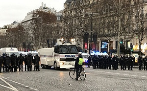 法國逾8萬黃背心不罷休 訴求擴及政府重組