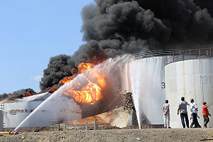 葉門煉油廠油槽連環爆 至少21傷
