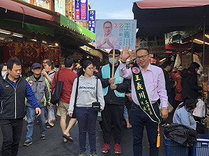 台中立委補選》王義川充當叫賣哥 水湳巿場助攤商賣衣