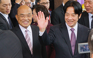 正港的「賴清德」歡迎民眾到台南走春 來個「give me five！」