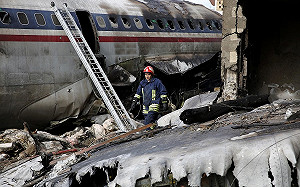 錯降機場暴衝 伊朗軍用貨機撞毀15死1傷