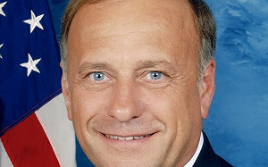 平平是金恩他卻種族歧視 美眾議員職位不保