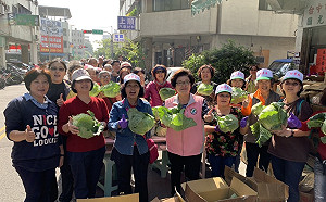 捐發票送高麗菜　中市議員邱素貞集愛心助創世