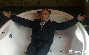 潘恆旭快來看！呂秋遠扮神父 聽「行銷經理」告解與煩惱…