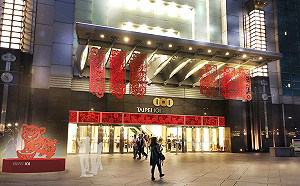 春節打卡新地標！台北101佈置101隻金豬迎新年