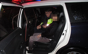 雨中僵站3小時 婦人身體不適險失溫