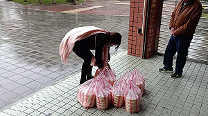 保時捷正妹冒雨暖心發便當稱會「發滿一萬個」　網友讚爆