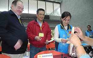 登記三重立委補選 鄭世維、余天隔空交鋒 李亞萍未現身