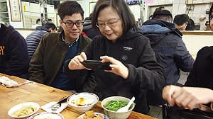(影) 蔡英文逛西門町吃小吃 動筷前必先拍照