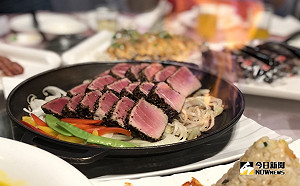 逛燈會吃美食！火燒黑鮪魚端上桌　超澎湃海鮮只要5百元