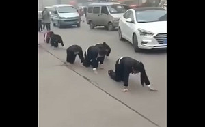 (影) 中國公司迫員工跪地街頭爬行 僅因業績未達標