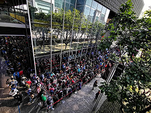 不甩禁用？華為新機上市現排隊潮 網驚：這些是台灣人嗎