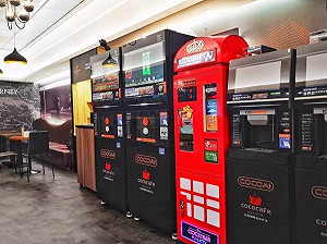 出國候機不無聊！無人咖啡廳、電話亭KTV進駐松山機場