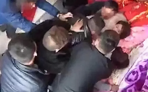 大婚之日遭7男扒光亂親 新娘崩潰淚訴婚鬧慘狀