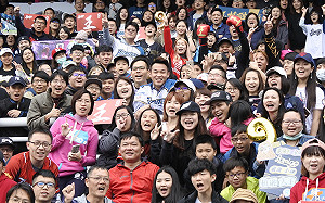 王柏融歡送會 「大王」愛的抱抱惹哭球迷惹！