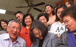 蔡英文展現親民 臉書曬抱嬰照直呼「我好怕他哭哦！」