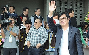 陳其邁返鄉遭粉絲熱情包圍 誓言中央與高雄無縫接軌