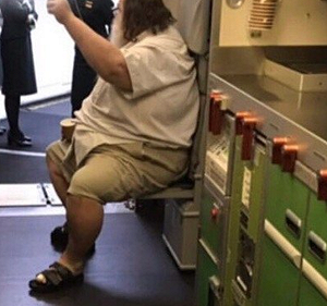 幫乘客「擦屁股」空姐身心受創   長榮航空回應了......