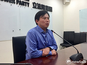 要員工穿「我愛台鐵」背心 黃國昌嘆：無法動搖高層硬幹意志