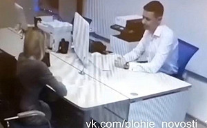 (影)為錢脫了！俄國女子貸款被拒　脫衣露奶出奇招