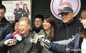 柯文哲酸段宜康「吞曲棍球」 柯媽不贊成他嗆人