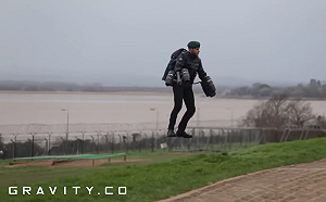 (影)特種部隊展示「噴射飛行器」  網友：這招我看鋼鐵人用過