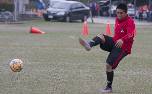 足球／臉上還有疤！網咖少年長大返鄉教球回饋家鄉