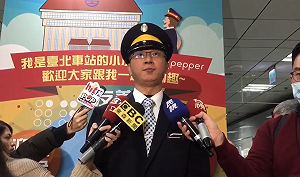 (影)列車長遭乘客狠踹　台鐵硬起來：報警究責