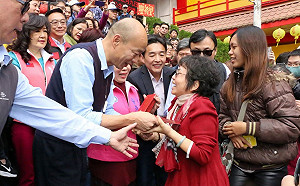 韓國瑜赴玉皇宮參香祈福發紅包  盼高雄市民發大財