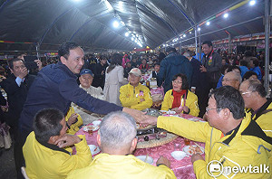 朱立倫接地氣  嘉市排隊吃美食  入廟參拜聽見「總統好！」