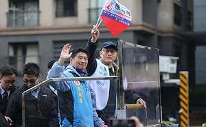 選前之夜  陳炳甫回防大同區車隊掃街催票