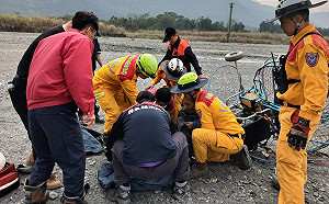 (影)男子三地門玩飛行傘摔落河床  大腿開放性骨折
