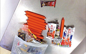 五年不得入境！中國女子攜火腿腸拒繳20萬將被遣返