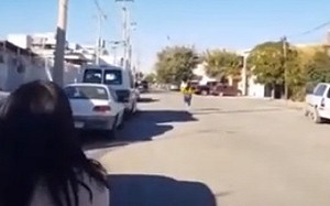 女兒鬧脾氣狂奔30米 媽媽發射「飛天拖鞋」正中目標