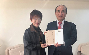 王金平贈書昔日國會搭檔　 洪秀柱：網紅當道 要把幽默顯現出來