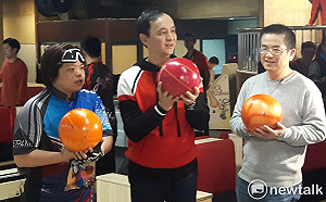 (影)鄭世維糾打保齡球　朱立倫秀球技力挺