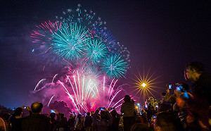 基隆七堵煙火嘉年華　絢爛火花點亮夜空